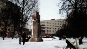 Прожекторы осветили памятник «Мужеству ленинградцев» в сквере Блокадников