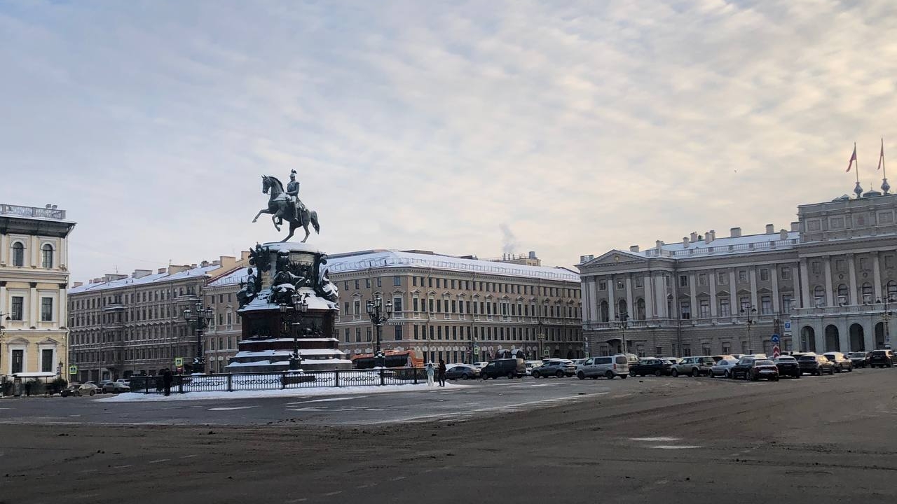 В Петербурге ожидаются облачная погода и снег при температуре в -11 градусов