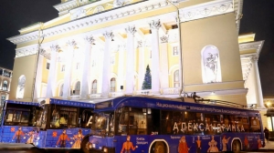 В Петербурге появились стилизованные под спектакль Мейерхольда «Маскарад» автобусы и троллейбусы