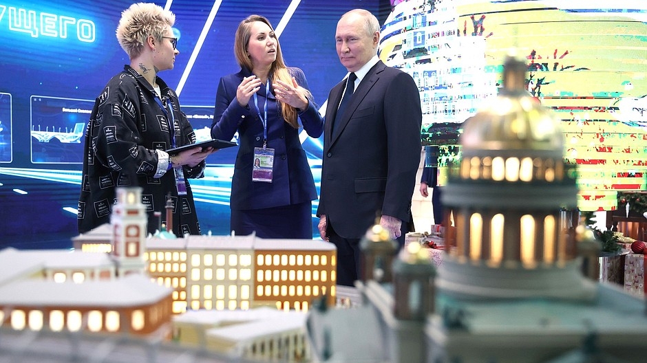 Выставка «Россия» на ВДНХ: Владимир Путин посетил стенд Петербурга в завершающий день транспортной недели