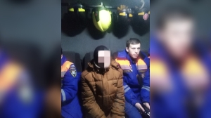 Под Петербургом спасатели вывели из леса заблудившегося перед Новым годом мужчину