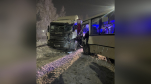 Под Петербургом пассажирский автобус жестко впечатался в грузовик