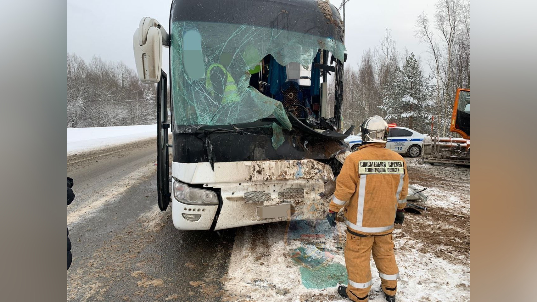 На Мурманском шоссе рейсовый автобус разбил морду о снегоуборщика