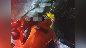 Из-подо льда Ладожского озера спасатели достали тело провалившегося мужчины
