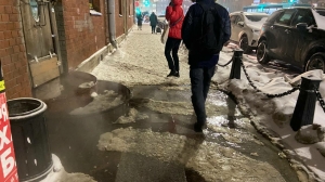 У метро «Петроградская» из парадной хлынул кипяток на замерзший тротуар и дорогу