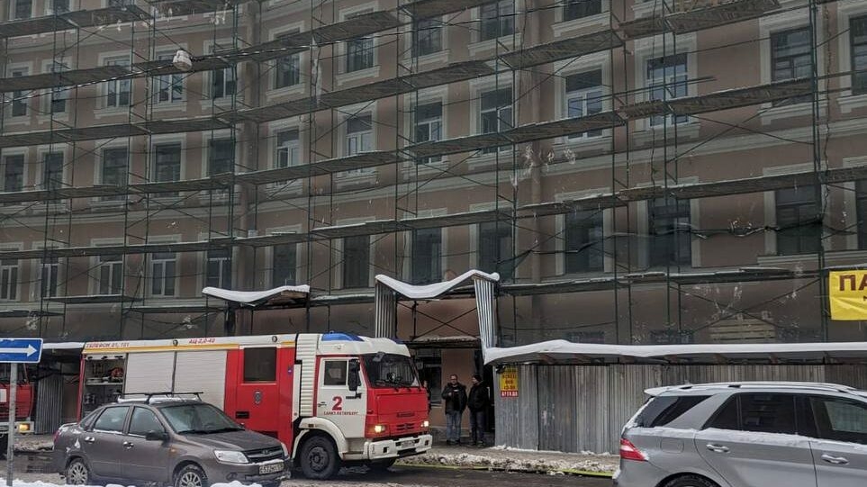 Двое – пострадали, полсотни – эвакуировали: пожар на Бумажной улице привлек внимание прокуратуры