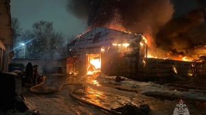 Специалисты проверят воздух после мощного пожара в ангаре на Складской