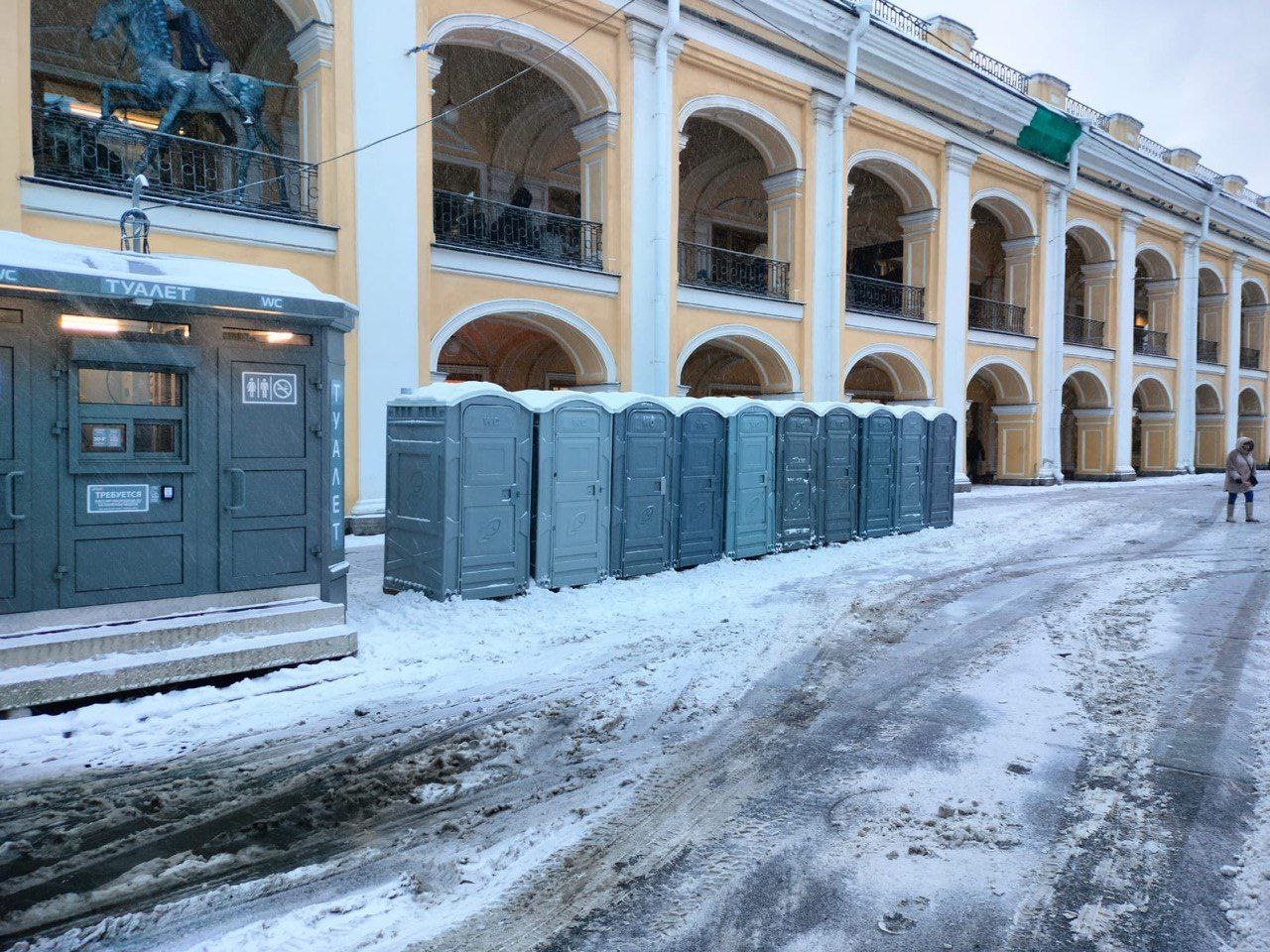 Где в Петербурге можно бесплатно справить нужду в Новый год