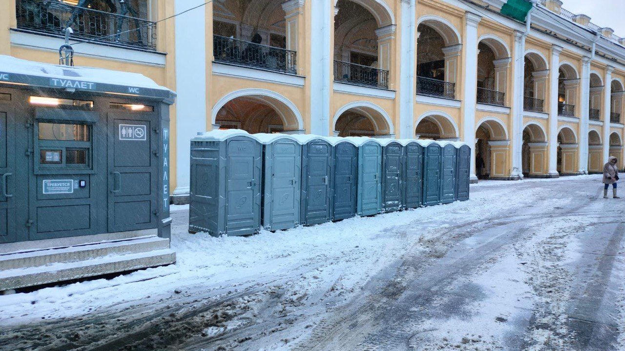 Работают всю новогоднюю ночь: в Петербурге установили свыше сотни дополнительных туалетов