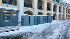 Работают всю новогоднюю ночь: в Петербурге установили свыше сотни дополнительных туалетов