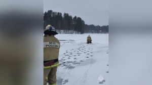 В Ленобласти спасатели пришли на помощь провалившемся под лед рыбаку