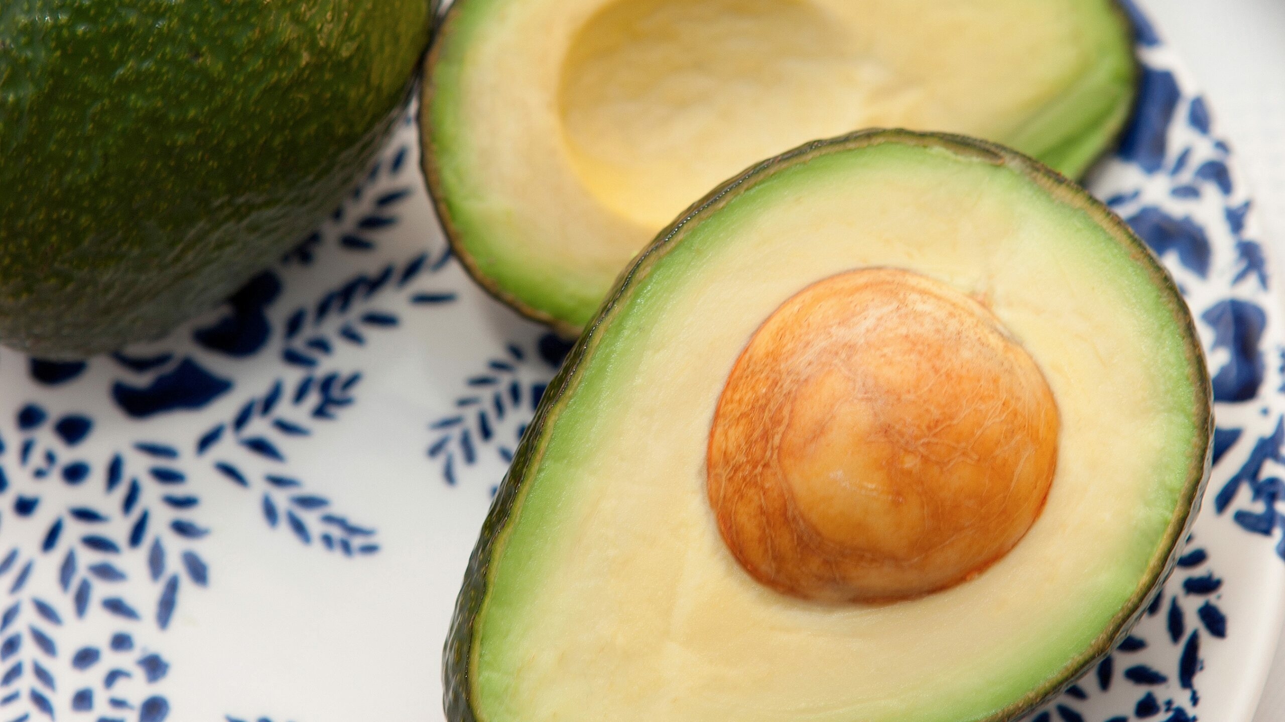 Вместо картошки – авокадо: диетолог рассказала, как сделать «Оливье» менее калорийным