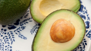 Вместо картошки – авокадо: диетолог рассказала, как сделать «Оливье» менее калорийным