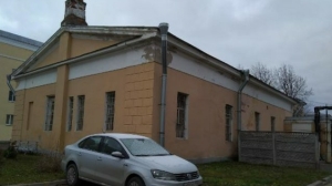 В Петергофе ищут арендатора-реставратора для работ над Гауптвахтой Уланского полка