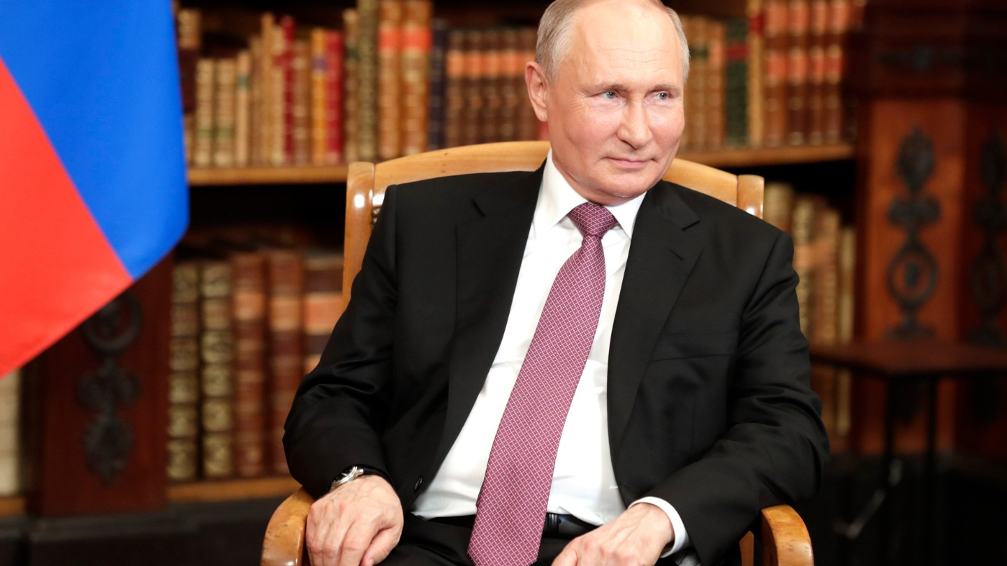 За визитку Путина из «девяностых» предложили свыше 200 тысяч рублей