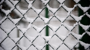 У ворот дома детского творчества на Лесной обнаружили лежащий в снегу труп мужчины