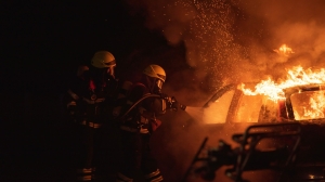 Ночью на Курляндской тушили горящий грузовик, пострадал один человек