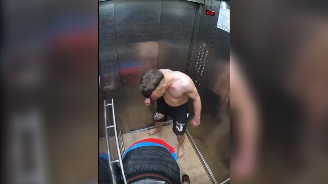 В Мурино полиция задержала мужчину, ставшего героем видео с избиением в лифте
