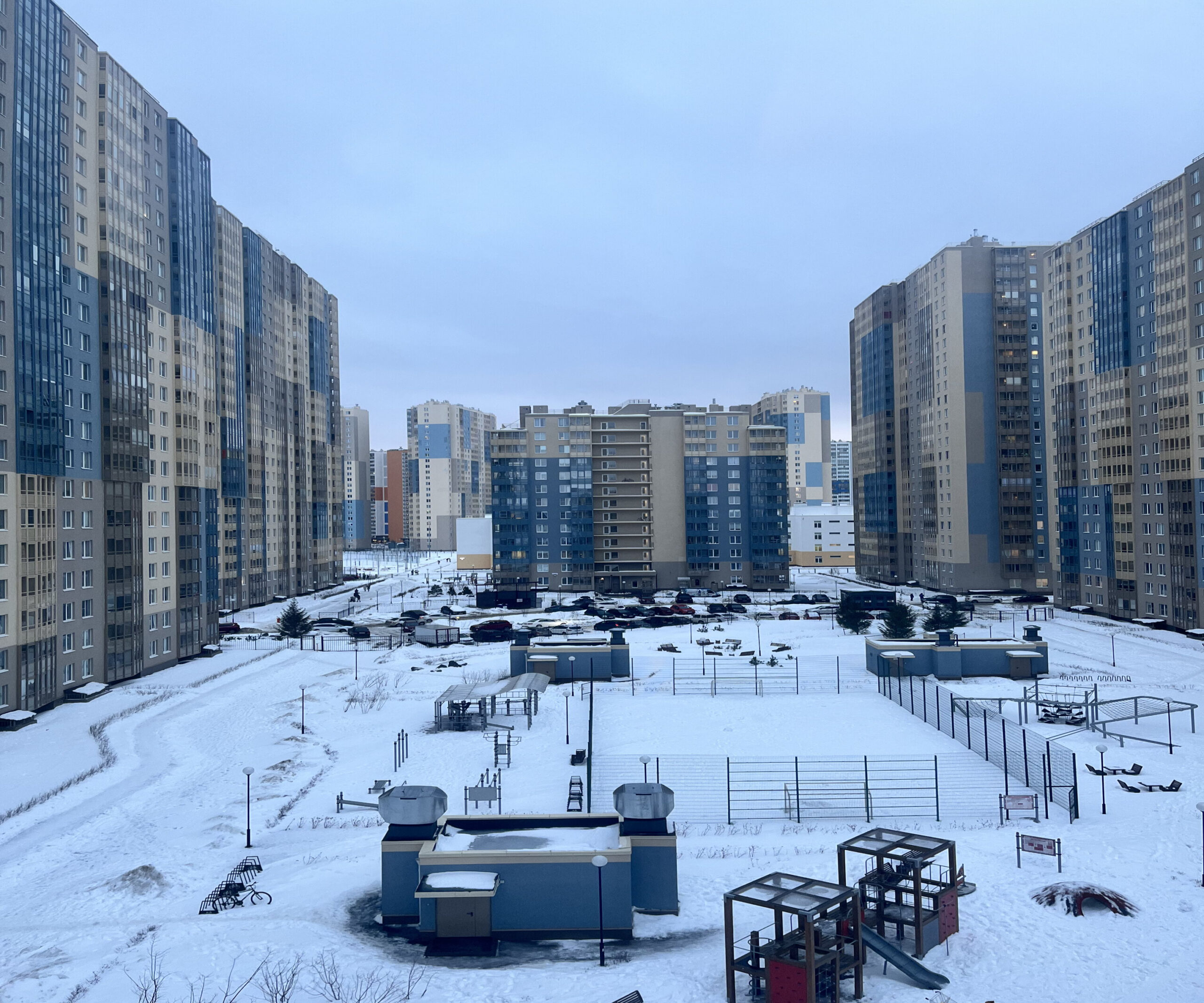 Будешь виноват: жителей ЖК «Чистое небо» обязали самостоятельно чистить  подоконники от сосулек