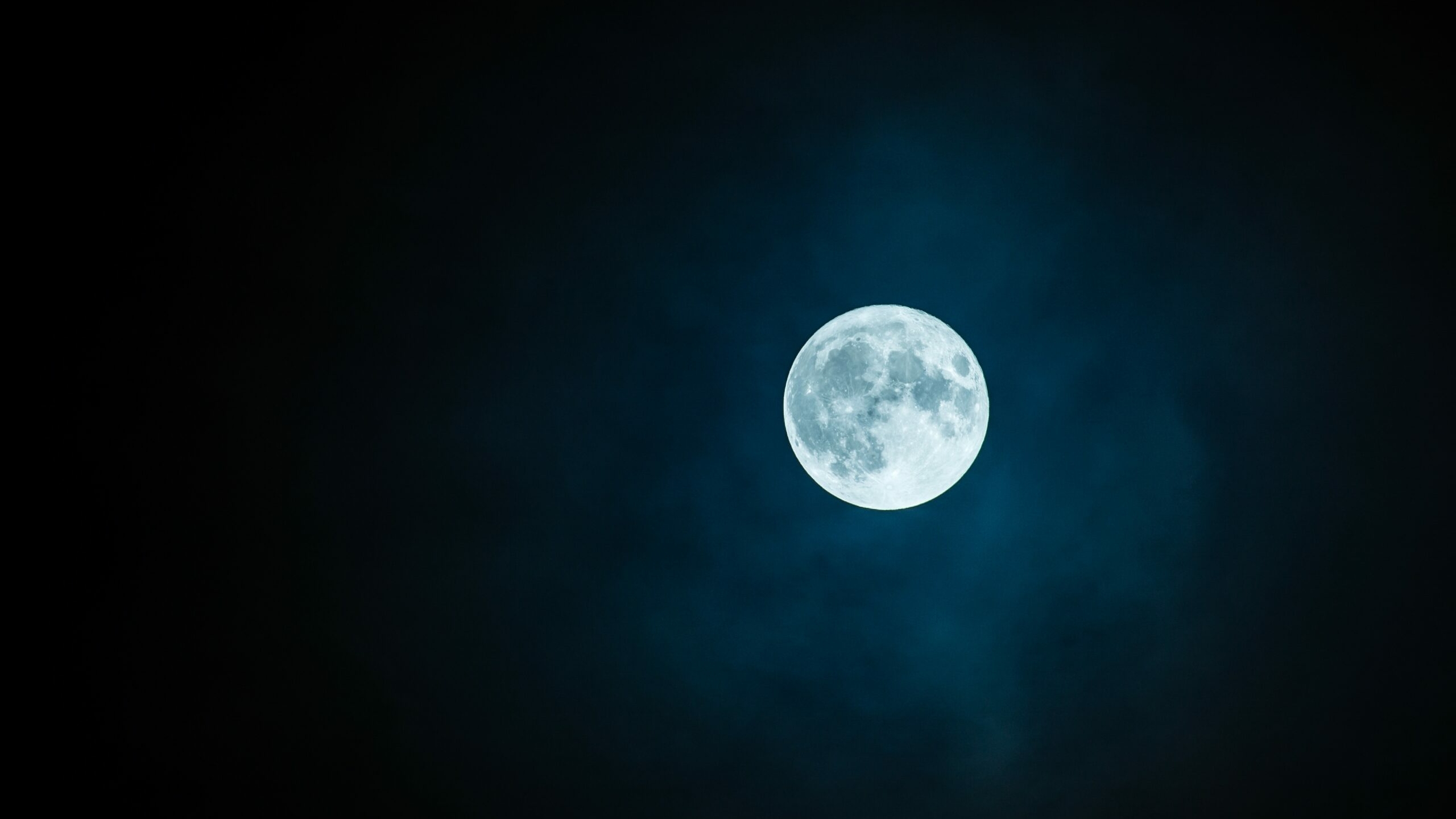 В небе над Петербургом проявилась «Волчья Луна»