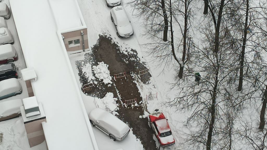 Не проехать, не припарковаться: жильцы дома на Пискаревском уже неделю живут с дыркой во дворе