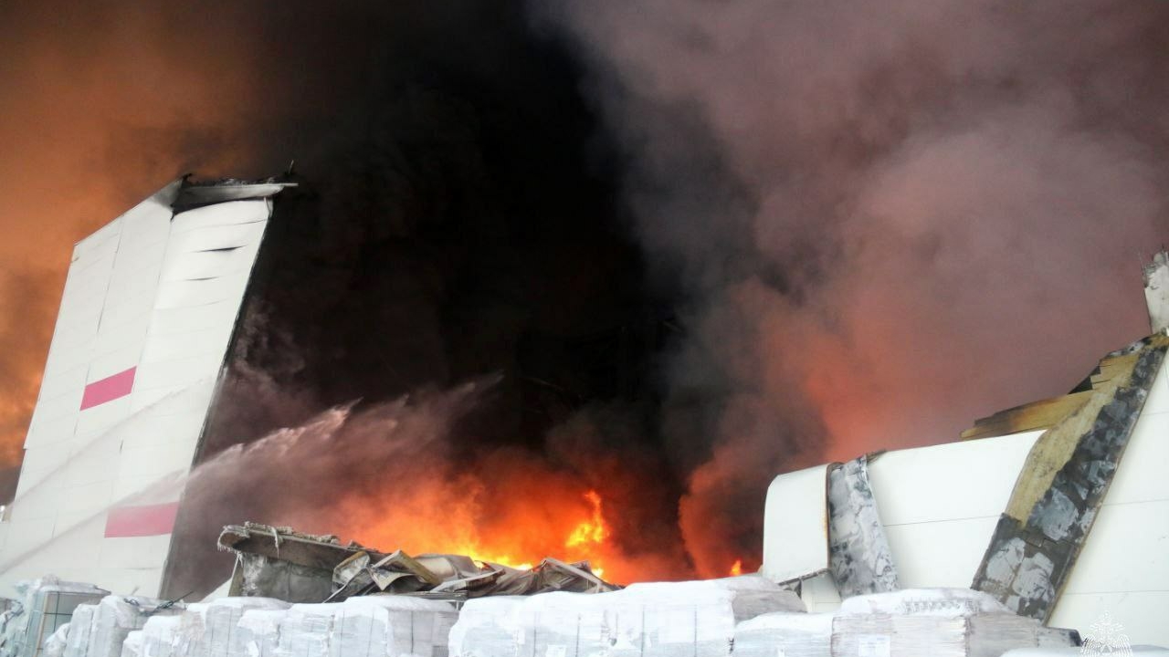 Огнеборцы МЧС не допустили распространения огня во время тушения склада в Шушарах