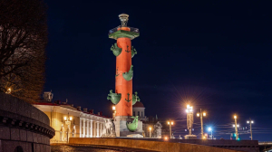 В честь юбилея полного снятия блокады Ленинграда зажгли факелы Ростральных колонн