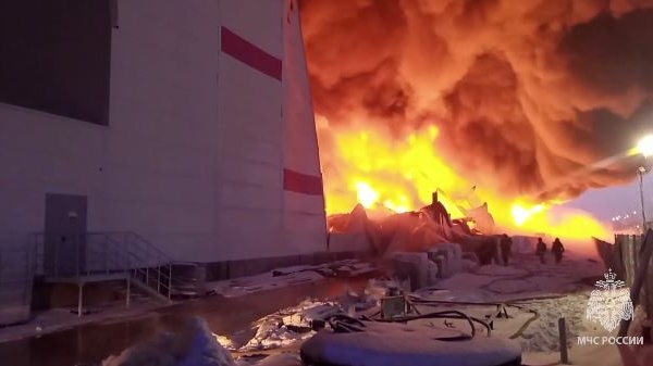 Неисправная электропроводка могла послужить причиной крупного пожара на складе в Шушарах