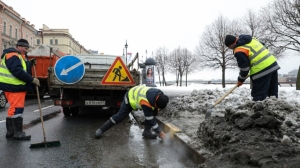 Власти Петербурга докладывают об активной уборке, а горожане тонут в лужах