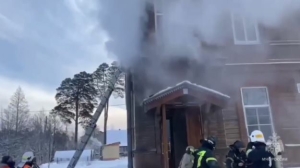 В Ленобласти спасатели ликвидируют пожар в деревянном здании церковного прихода