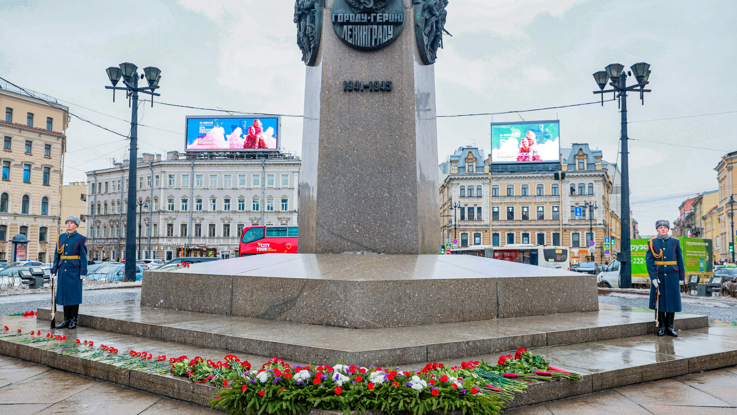 В Петербурге возложили цветы к обелиску «Город-герой Ленинград»