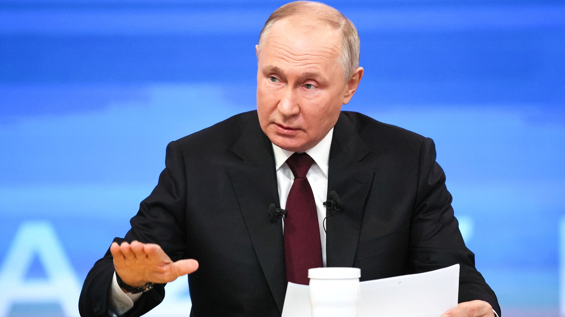 Визитка Путина и документ с его подписью ушли с молотка в Петербурге за 680 тысяч