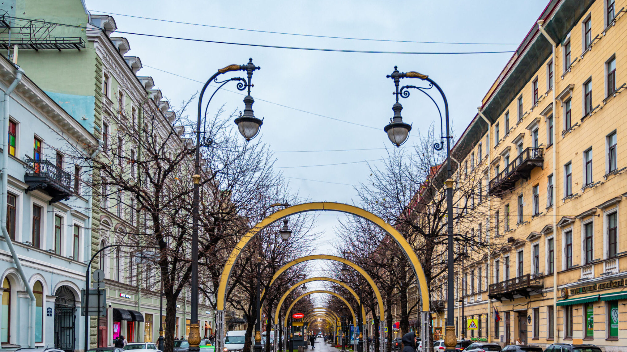 Тысячи магазинов в Петербурге могут заставить сменить вывески