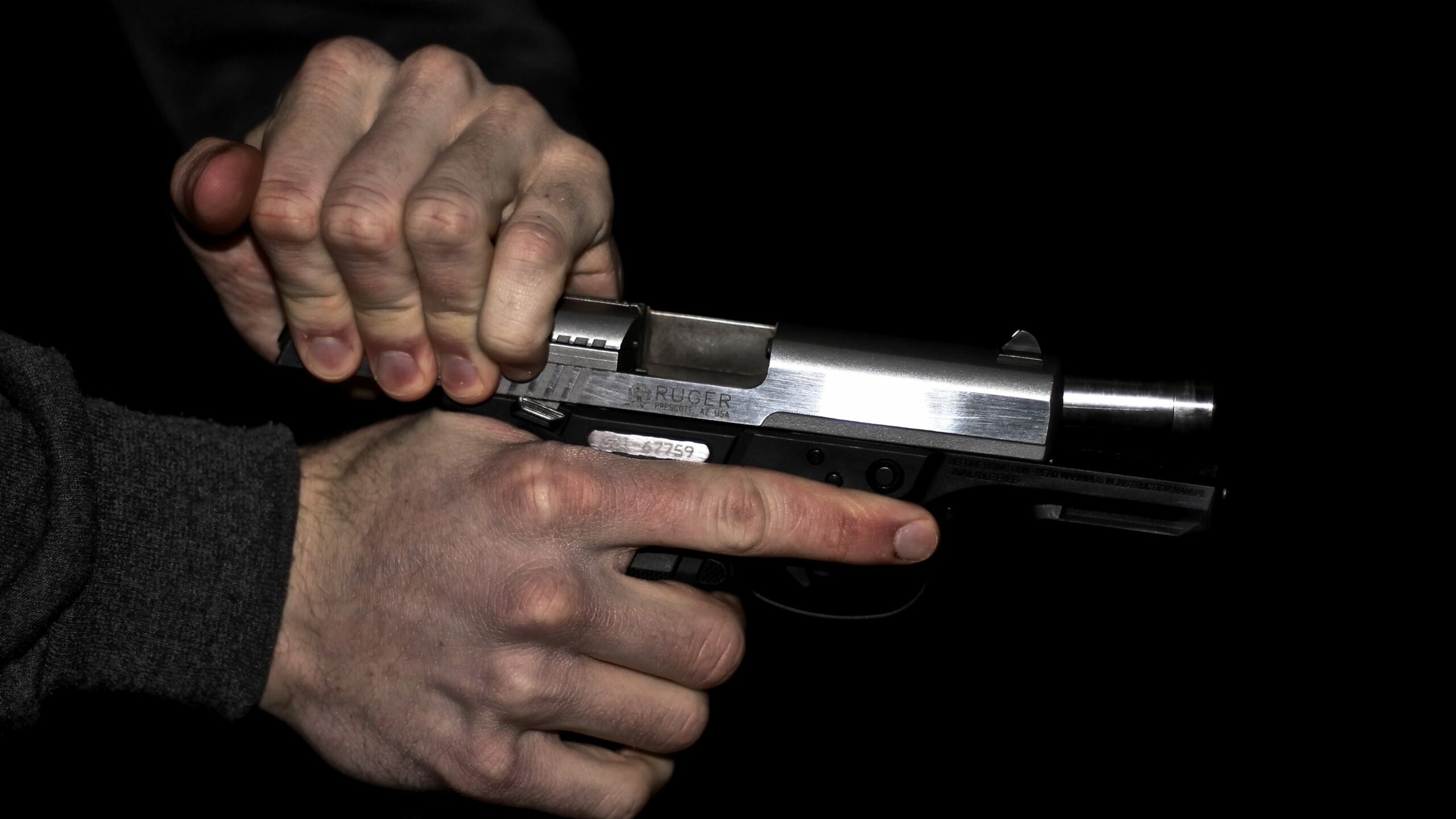 Сотрудник полиции застрелил вооруженного мужчину на Английском проспекте