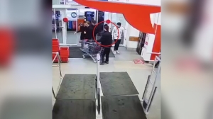 Приезжий рецидивист попытался вывезти набитую продуктами тележку из супермаркета на Боровой