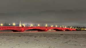 Троицкий мост в Петербурге подсветят красным на две недели