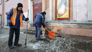 Петербуржцам рассказали, как коммунальные службы борются со льдом на тротуарах