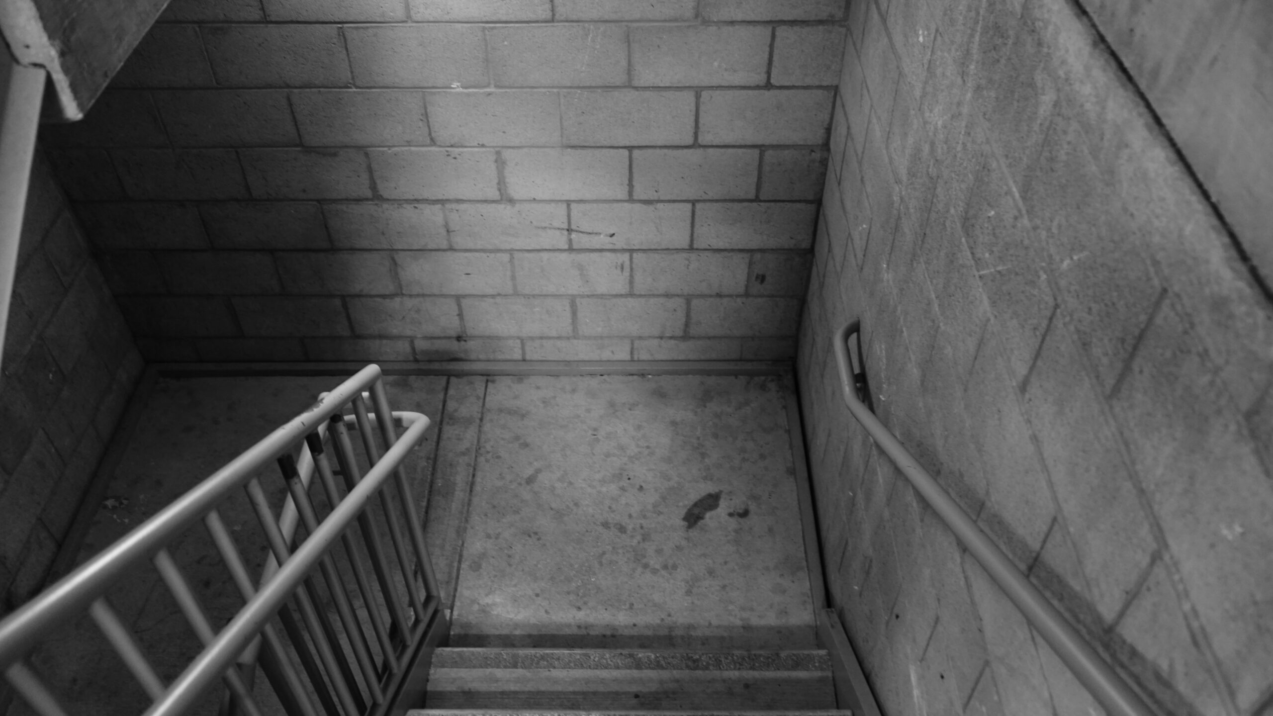 На лестнице многоэтажки на Уточкина обнаружили гниющий труп неизвестного бородача