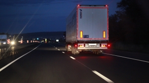 В Зеленогорске грузовое авто застряло под железнодорожным мостом