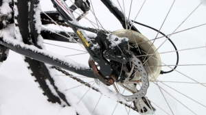 Пьяный велосипедист чуть не погиб под снегоуборочной машиной