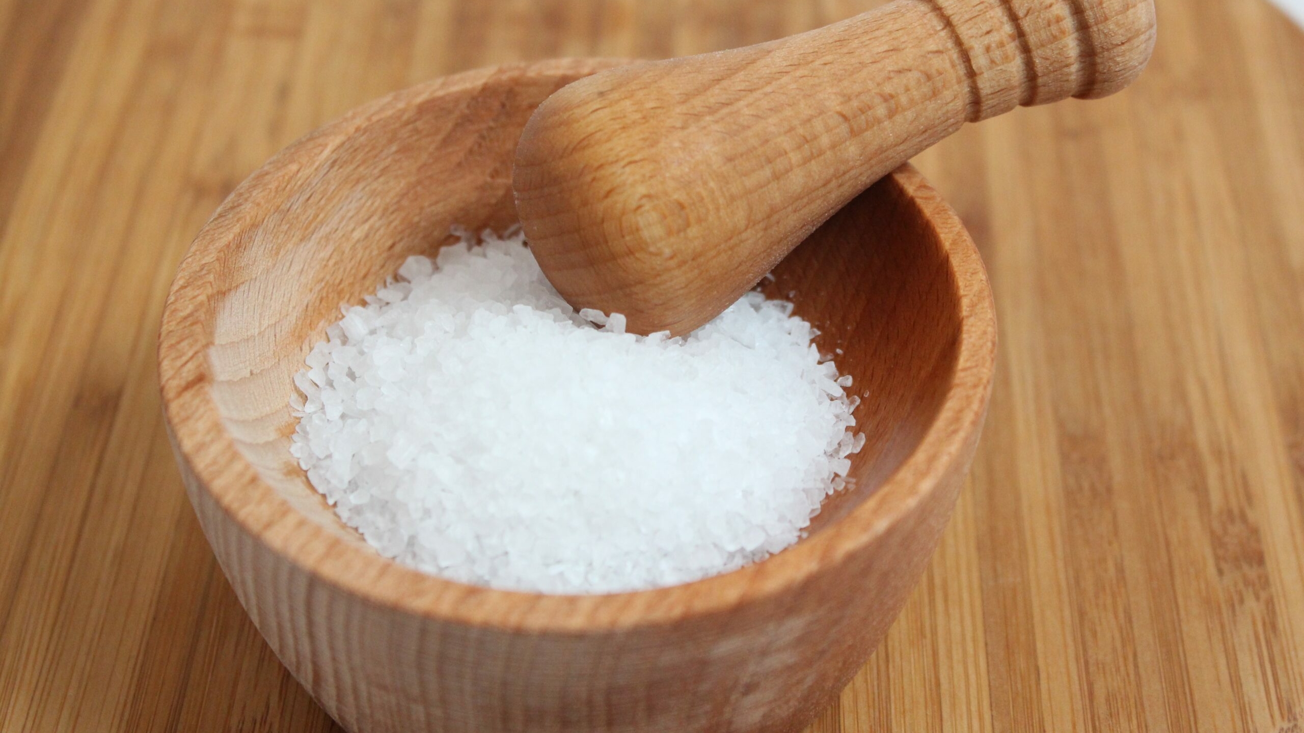 Петербуржцам назвали продукты, способные заменить соль в блюдах