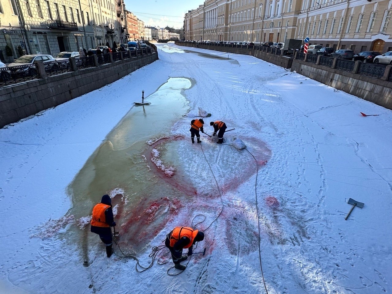 Петербуржцы второй день рисуют на льду рек, а уборщики - спасают водоемы от  химикатов