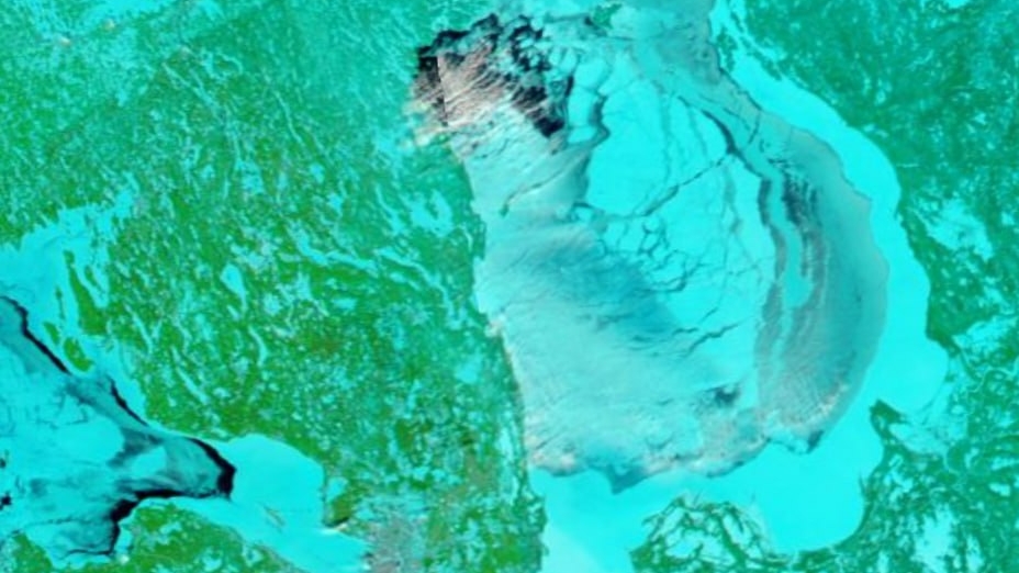 Наступившие морозы сковали льдом Ладожское озеро
