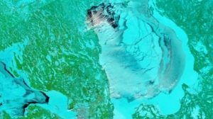 Наступившие морозы сковали льдом Ладожское озеро