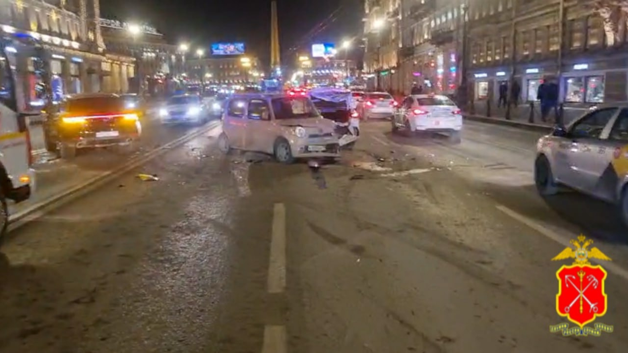 На Невском девушка на Porsche врезалась в малолитражку и улетела в авто на встречке