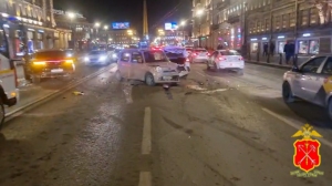 На Невском девушка на Porsche врезалась в малолитражку и улетела в авто на встречке