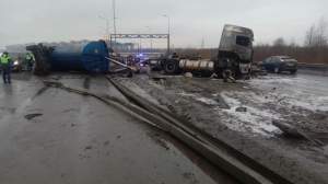 Водитель грузовика скончался после столкновения с ограждением и фонарями на Сортавале