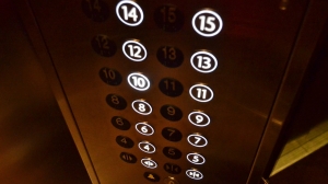 В центре Петербурга лифт раздавил голову сотрудника отеля