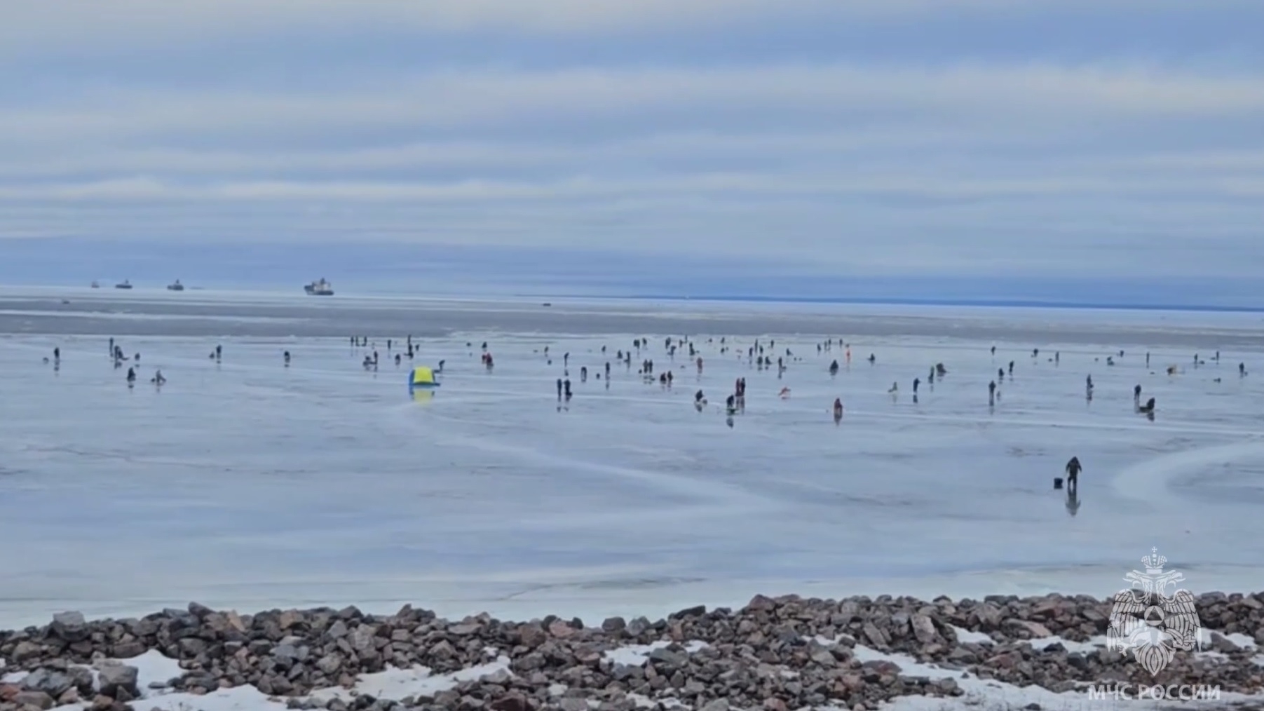 Тонкий и неоднородный: в Петербурге спасатели проверили прочность льда на Финском заливе