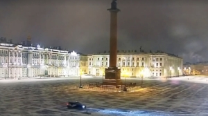 В Петербурге задержали пьяную троицу на каршеринге, наворчавшую круги вокруг Александрийского столпа